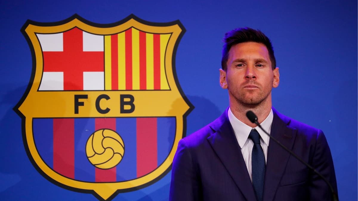 Barcelona presidential candidate unveils Lionel Messi banner
