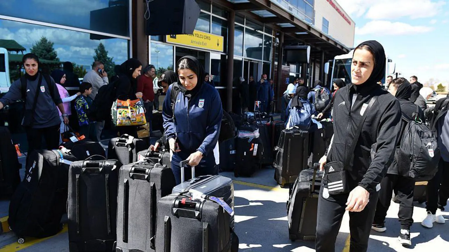 Iranian footballers return home after dropping Australian asylum bids