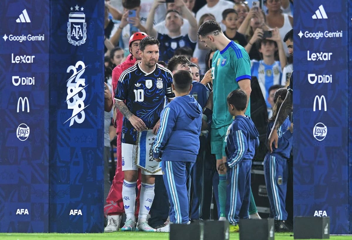 Lionel Messi arrives in Kansas City as Argentina begin World Cup title defense preparations